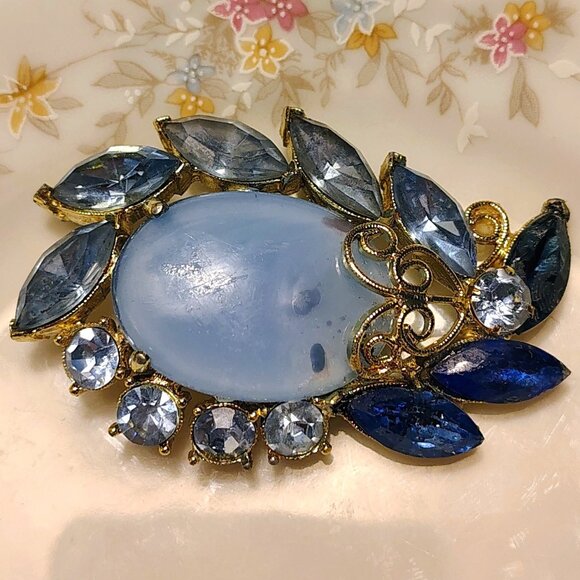 Vtg 50s Blue Frosted Cabachon Rhinestones Navettes Luxury Filigree Brooch - Picture 3 of 5